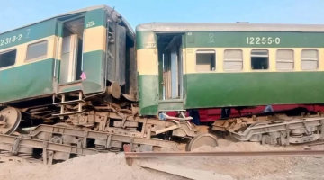 Dünya bu kazayı konuşuyor! Pakistan’da tren raydan çıktı! Ölü ve yaralılar var!