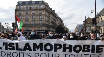 Fransa’da İslamofobik çıkartmalar yapıştıran kişiye 6 ay tecilli hapis cezası verildi