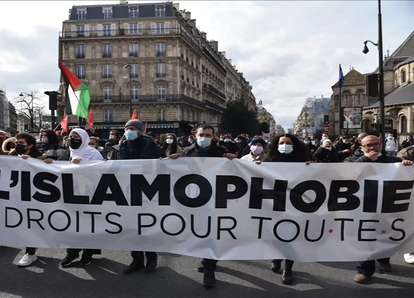 Fransa’da İslamofobik çıkartmalar yapıştıran kişiye 6 ay tecilli hapis cezası verildi