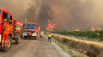 Orman yangını yeniden büyüdü, bir köy tahliye ediliyor