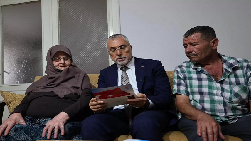 Bakan Işıkhan, şehit ailesini ziyaretinde Cumhurbaşkanı Erdoğan’ın “Terörsüz Türkiye” mektubunu okudu