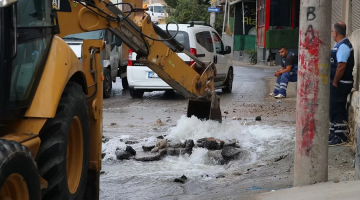 İzmir’de tonlarca su boşa aktı, mahalleli isyan etti