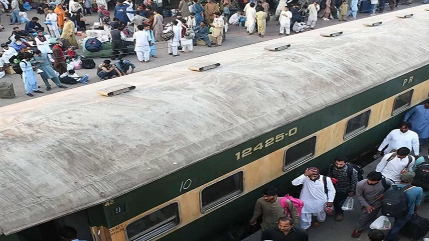 Pakistan’da yolcu trenine bombalı saldırı: 12 yaralı