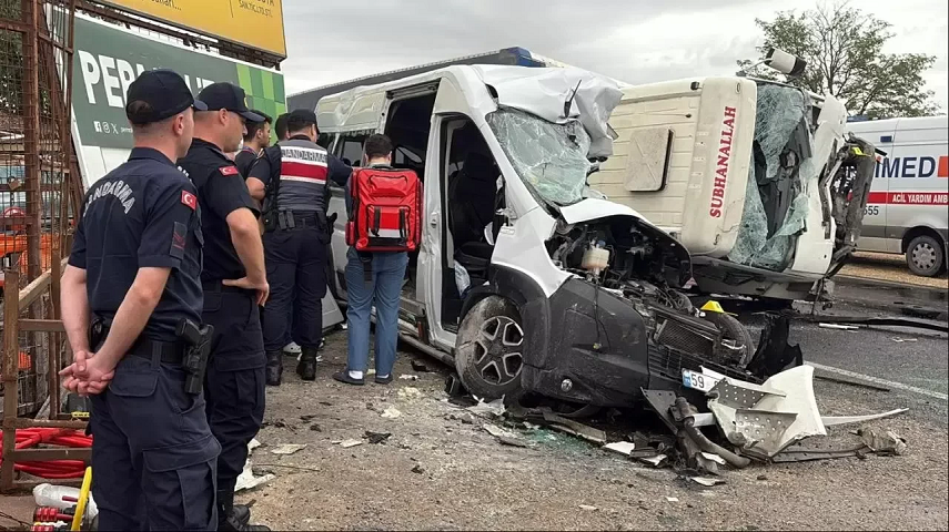 Tekirdağ’da feci kaza: Minibüs ile kamyon çarpıştı, 3 ölü, 9 yaralı