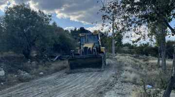 Denizli’de yol rezaleti! Acıpayam Belediyesi görevini yapmayınca vatandaş kendi yolunu kendi açtı