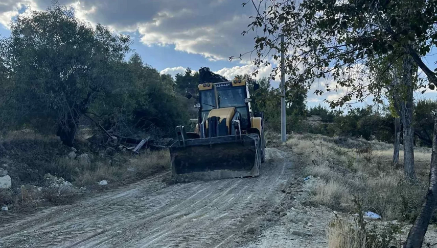 Denizli’de yol rezaleti! Acıpayam Belediyesi görevini yapmayınca vatandaş kendi yolunu kendi açtı