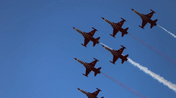 Gökyüzünün gururu Türk Yıldızları’ndan, Bandırma’da nefes kesen gösteri