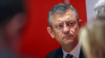 Özgür Özel yine Rumlarla ortak sevinç yaşadı! KKTC’yi Rumların kollarına bırakacak federasyonu savunan partiye ‘kardeş’ dedi!