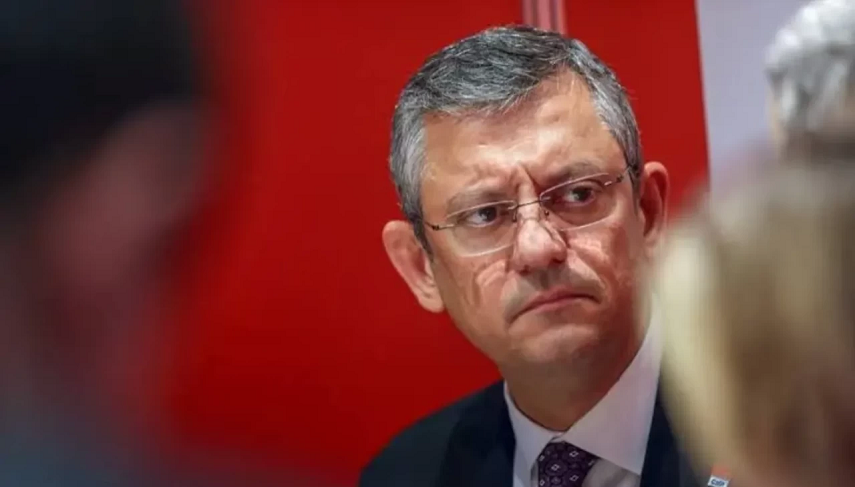 Özgür Özel yine Rumlarla ortak sevinç yaşadı! KKTC’yi Rumların kollarına bırakacak federasyonu savunan partiye ‘kardeş’ dedi!