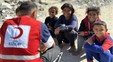 Uzun zamandır kan ve gözyaşı gören Gazze’nin yardımına Türk Kızılay koştu, çocuklar güldü!