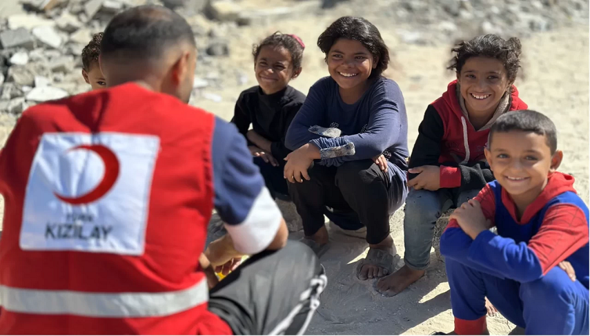 Uzun zamandır kan ve gözyaşı gören Gazze’nin yardımına Türk Kızılay koştu, çocuklar güldü!