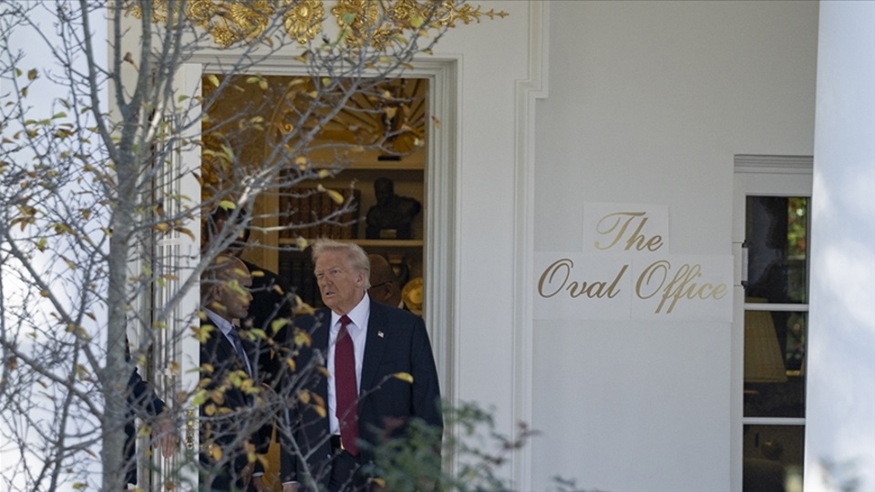 Beyaz Saray’da üzerinde “Oval Ofis” yazılı kağıt “tabela”ya Demokratlar tepki gösterdi