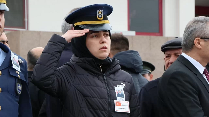 Şehit kardeşinden yürek yakan karşılama! Ağabeyinin kepini takarak selam durdu!