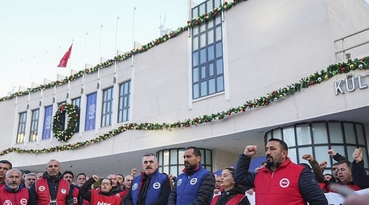 İzmir’de işçiler hakları için pes etmiyor! ‘Bizim sadece tek bir derdimiz var. Aşımız, ekmeğimiz ve onurumuz’