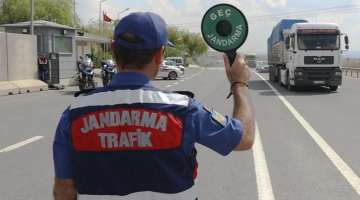 Jandarmanın trafik cezası yazdığı kişi öyle biri çıktı ki, ödemeyi cezayı kesen memur yaptı