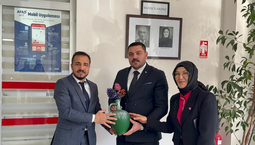 MHP’li Gün huzurevi sakinlerine yeni yıl ziyaretinde bulundu