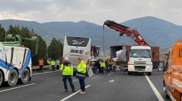 Yolcu otobüsü tıra çarptı!