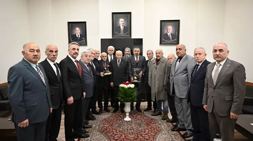 Taşmedreseli Ülkücüler’den Lider Devlet Bahçeli’ye anlamlı hediye: 16 Türk devletini temsilen 16 beyaz gül