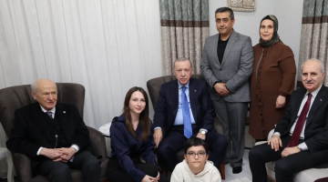 Cumhurbaşkanı Recep Tayyip Erdoğan ve MHP Lideri Devlet Bahçeli’den depremin 3. yılında Kahramanmaraş’ta anlamlı ziyaret