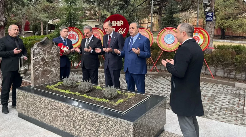 MHP heyeti kuruluşunun 57. yıl dönümünde Başbuğ Alparslan Türkeş’in kabrini ziyaret etti
