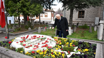 MHP Lideri Devlet Bahçeli’den Muhsin Yazıcıoğlu’nun kabrine ziyaret! Karanfiller bıraktı