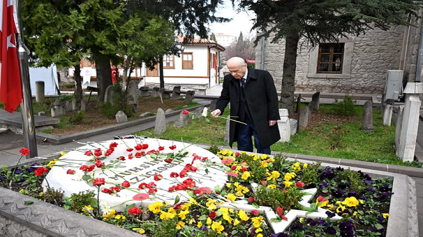 MHP Lideri Devlet Bahçeli’den Muhsin Yazıcıoğlu’nun kabrine ziyaret! Karanfiller bıraktı