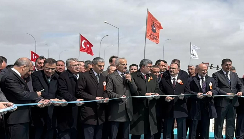 Afyonkarahisar’a çifte müjde: İki yol projesiyle 1.8 milyar liralık tasarruf! Bakan Uraloğlu hizmete açtı